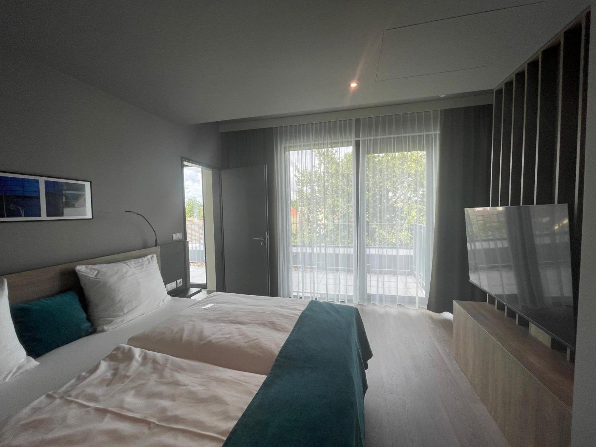 H24 Stadthotel Bernau ベルナウ・バイ・ベルリン エクステリア 写真